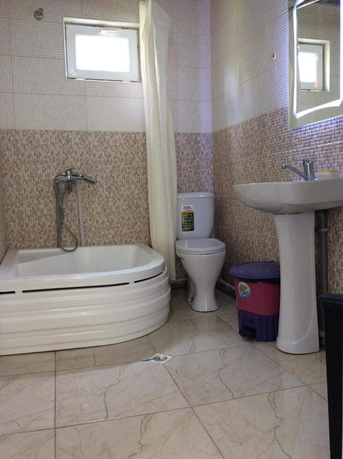 Gunter Guest House Adishi المظهر الخارجي الصورة
